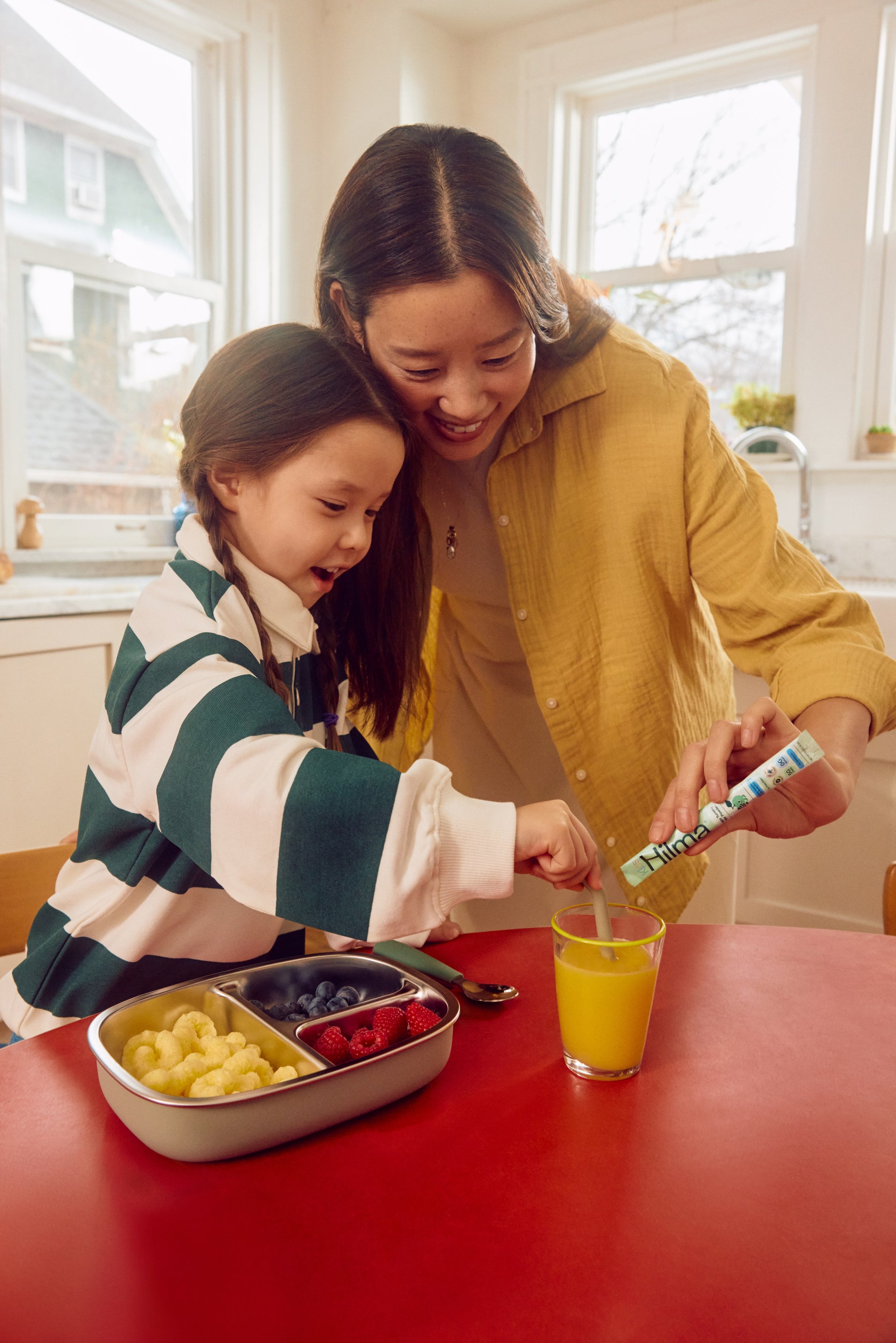 Mixing Hilma Happy tummy fiber powder into orange juice